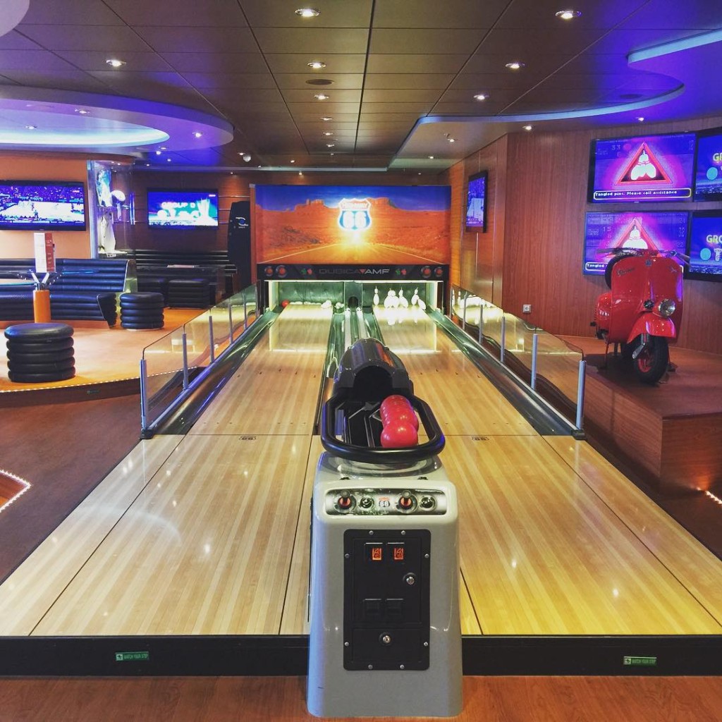 Bowling in the Sports Bar on MSC DIvina