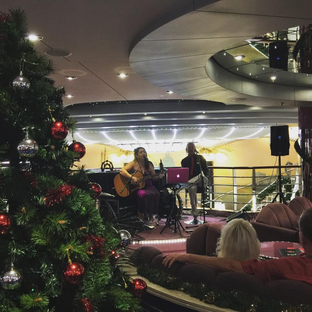 A duo performs in the La Luna Lounge on MSC DIvina