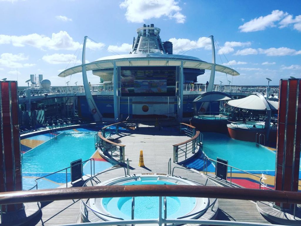 The main pool on Independence of the Seas