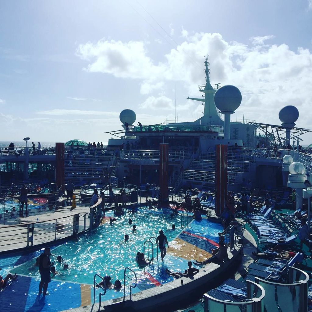 The pool on Independence of the Seas