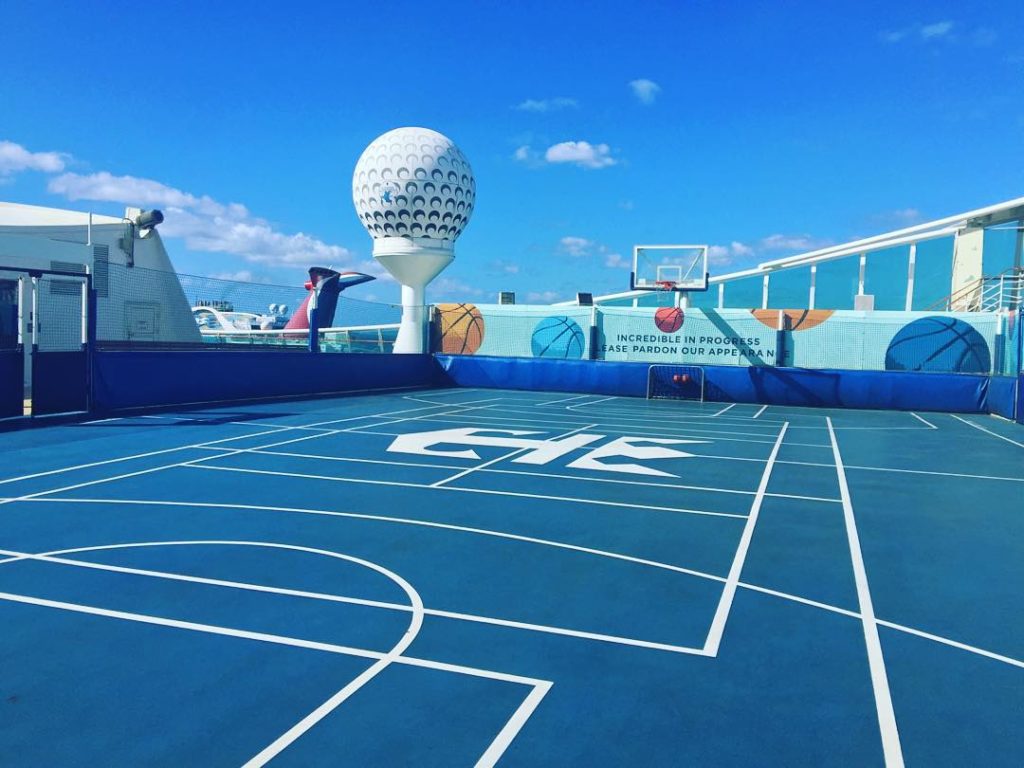 Basketball court on Independence of the Seas