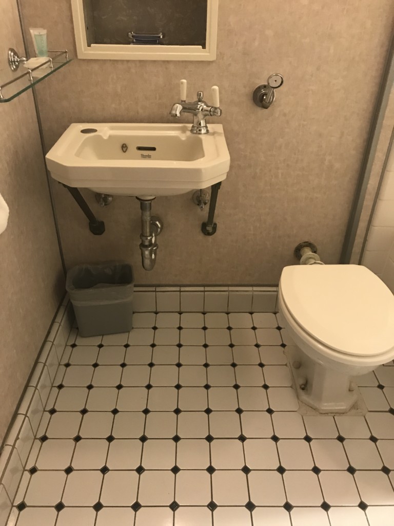 The bathroom in stateroom M-033 on the Queen Mary