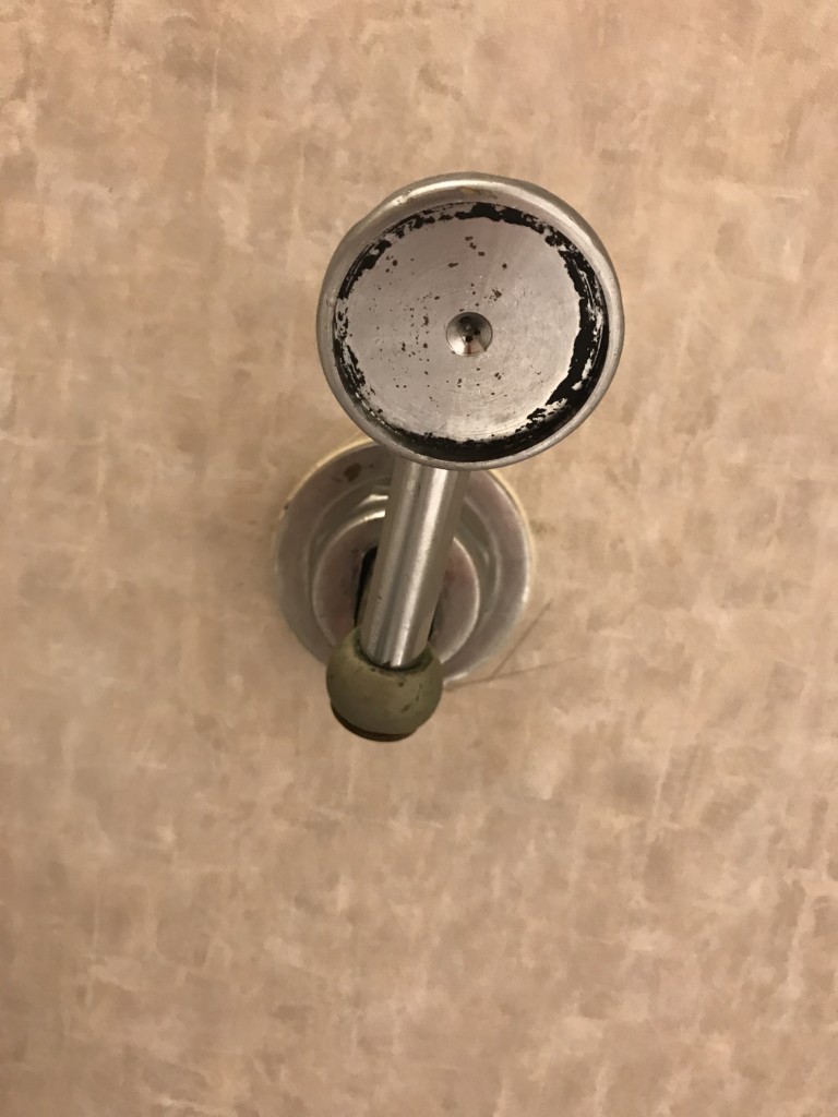 The device that causes the toilet to flush in stateroom M-033 on the Queen Mary