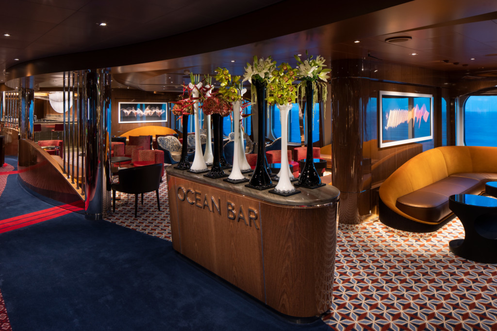 Ocean Bar on ms Nieuw Statendam. Photo credit: Holland America Line