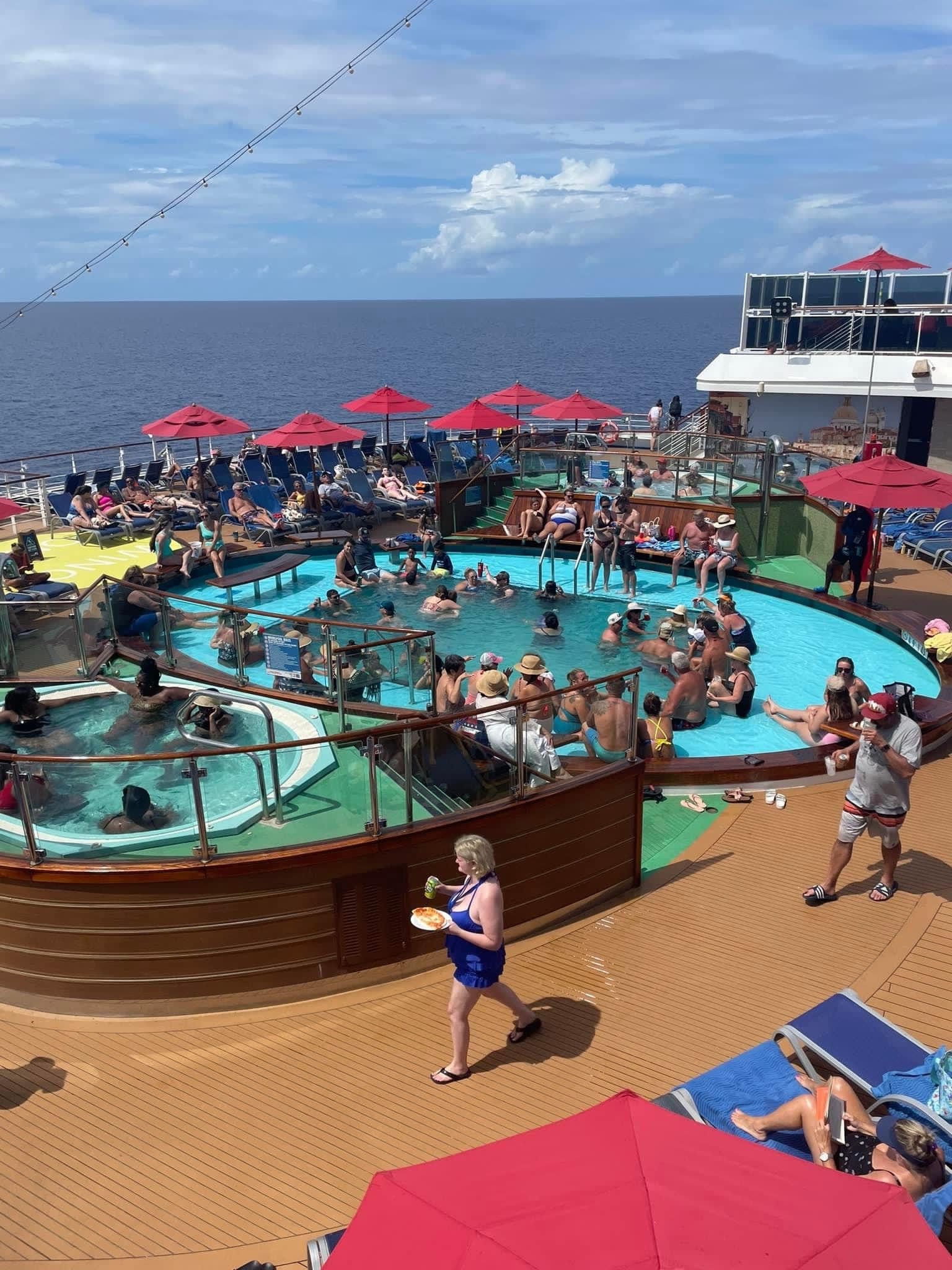 Aft pool on Carnival Horizon