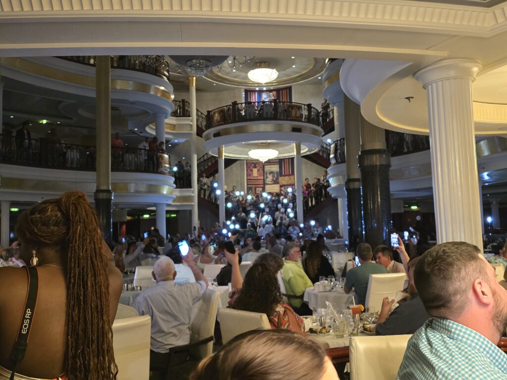 Dining Room entertainment on Independence of the Seas