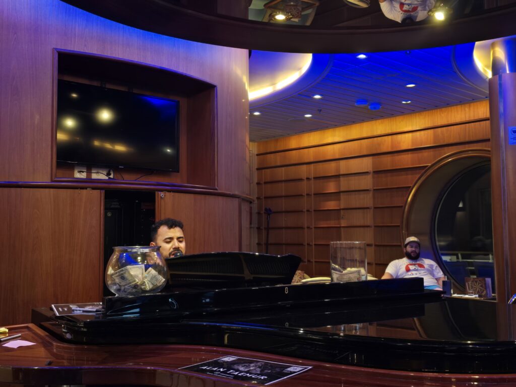 Alan Taemur entertaining guests in the Schooner Bar on Independence of the Seas