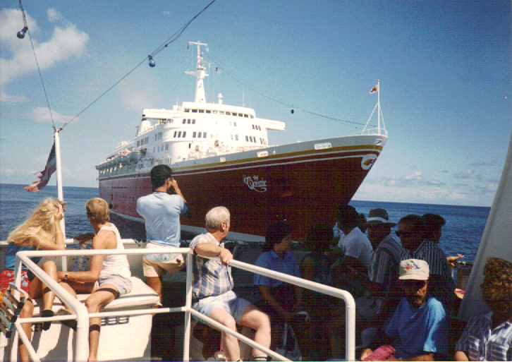 The SS Oceanic as the StarShip Oceanic in Premier Line colors in September 1987.  Photo credit: Yankeesman312