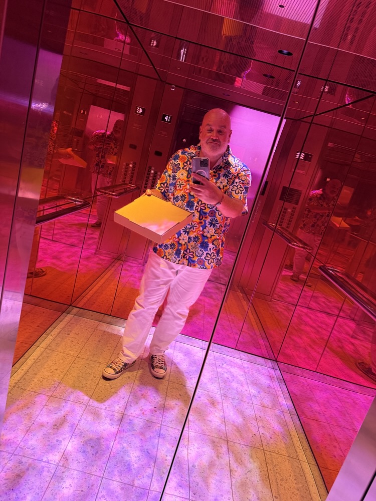 Another elevator selfie with my pizza