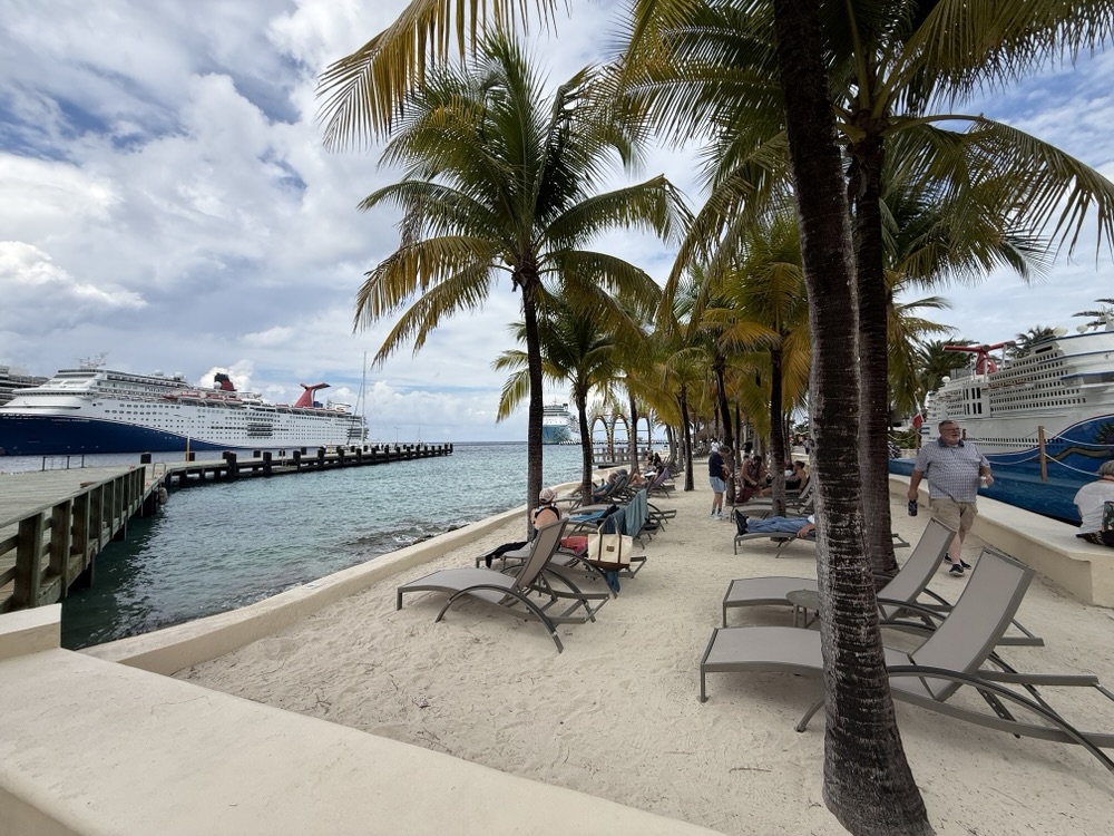 A small "beach" at the Puerta Maya cruise port