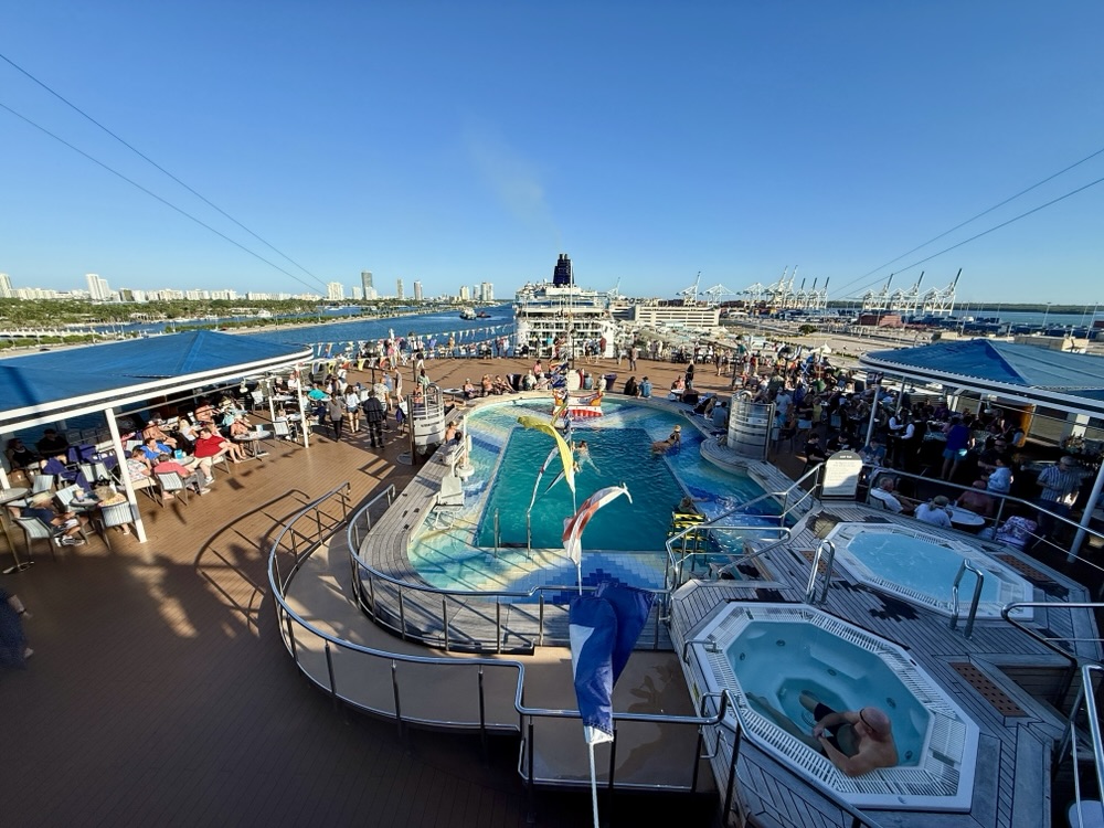 Sea View Pool on Zuiderdam