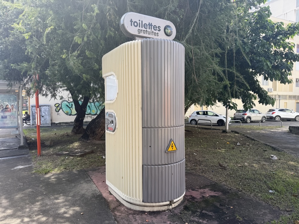 Pay toilet in Pointe-A-Pitre