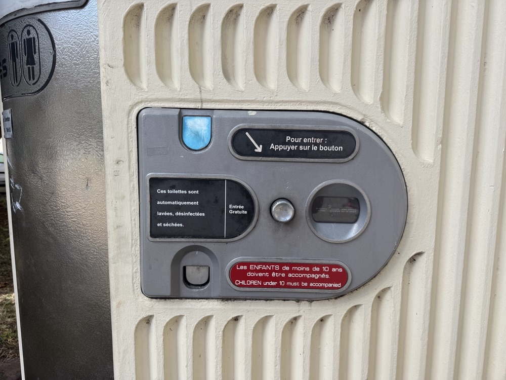 Pay toilet in Pointe-A-Pitre