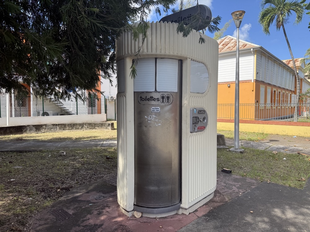 Pay toilet in Pointe-A-Pitre