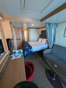 Deluxe Oceanview with Verandah stateroom layout on the Disney Fantasy