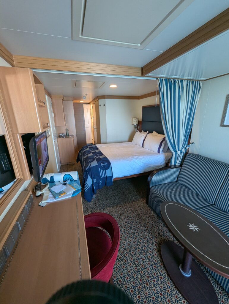 Deluxe Oceanview with Verandah stateroom layout on the Disney Fantasy