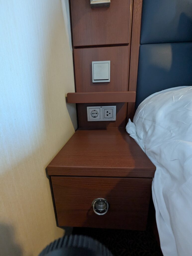 Deluxe Oceanview with Verandah stateroom layout on the Disney Fantasy