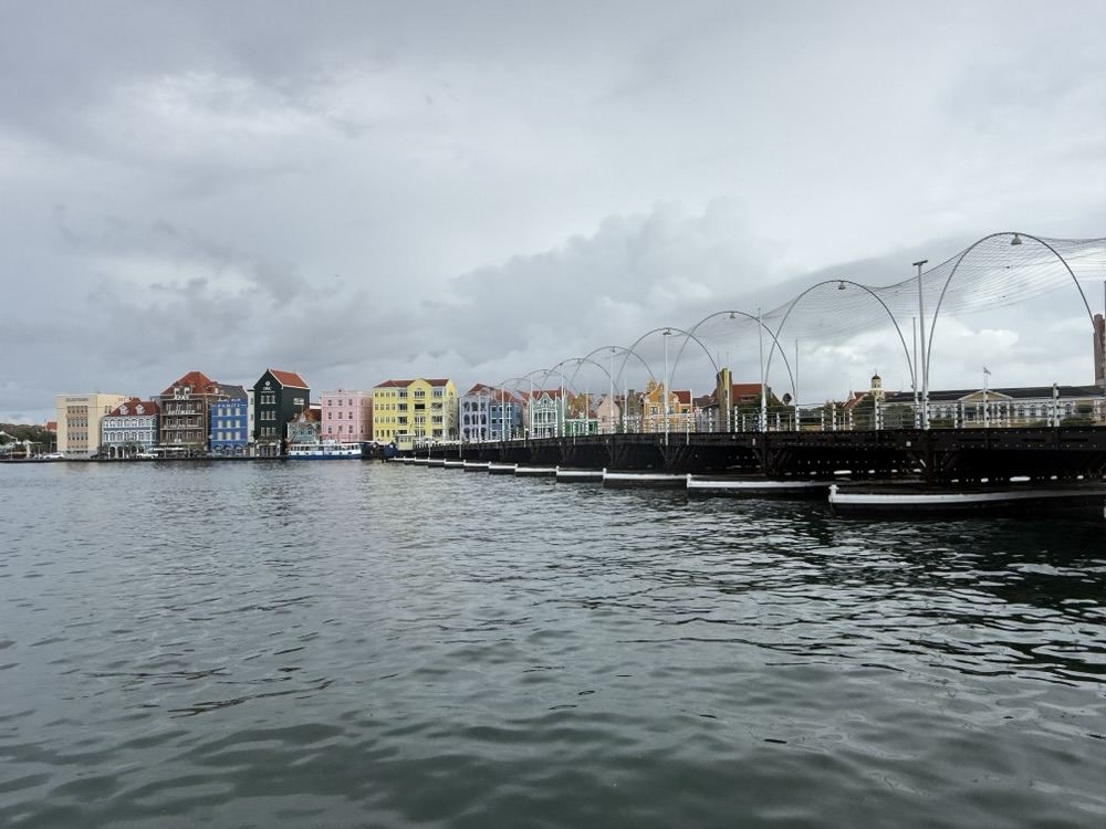 Queen Emma Bridge ini Curacao