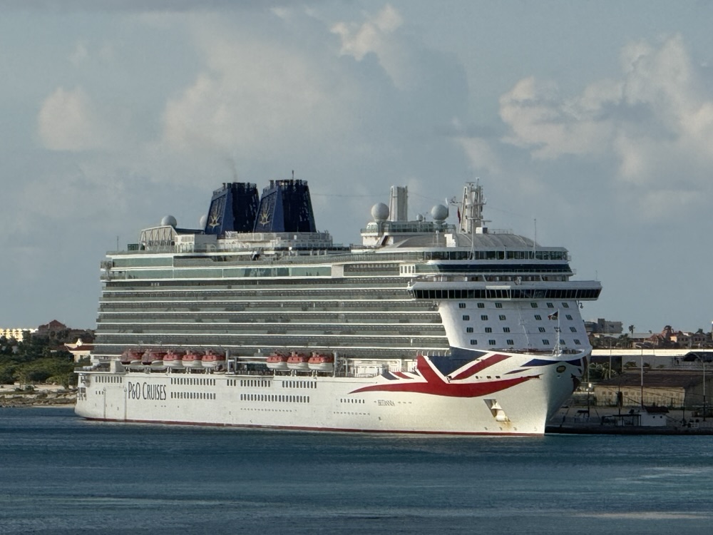 P&O Britannia docked in Aruba on December 3, 2025