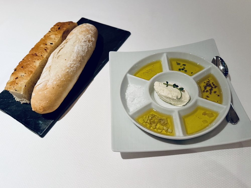Warm bread and oils from Rudi's Sel de Mer on Rotterdam
