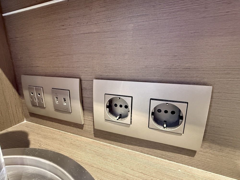 Power and USB outlets on Explora I