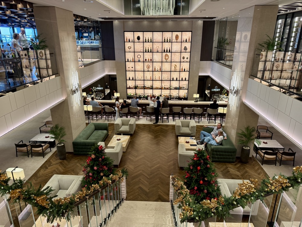 The lobby and Lobby Bar on Explora I