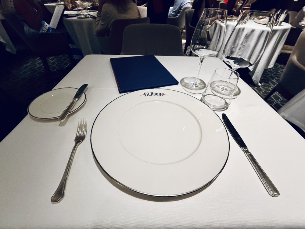 Fil Rouge place setting on Explora I