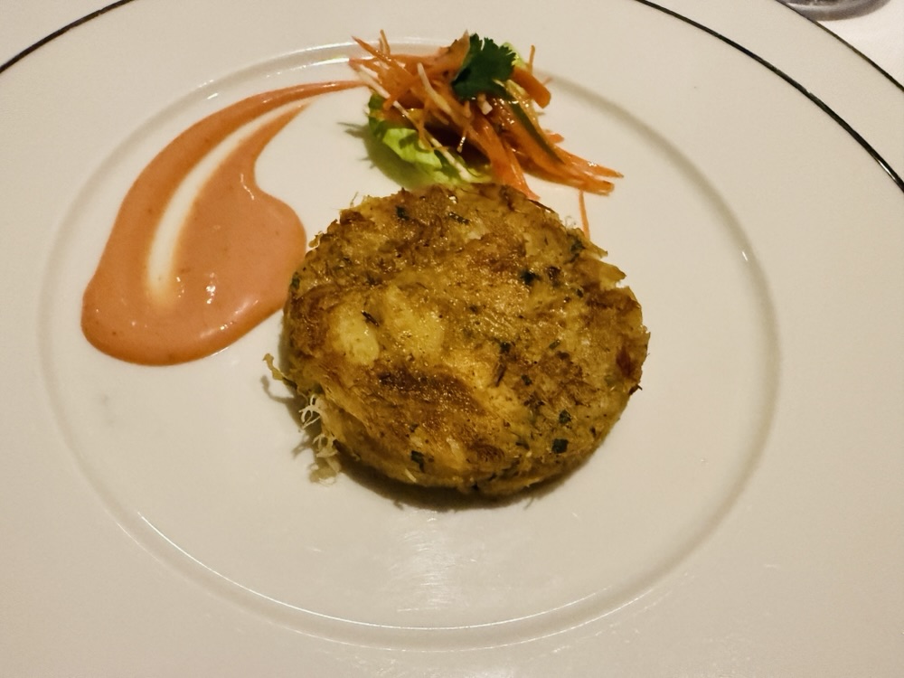 Gâteau de crabe aux épices cajun from Fil Rouge on Explora Journeys