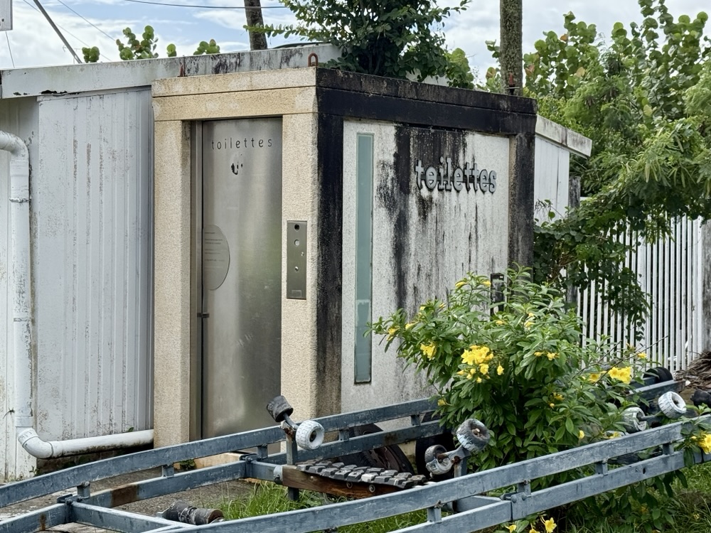 Pay toilet in Les Trois-Îlets 