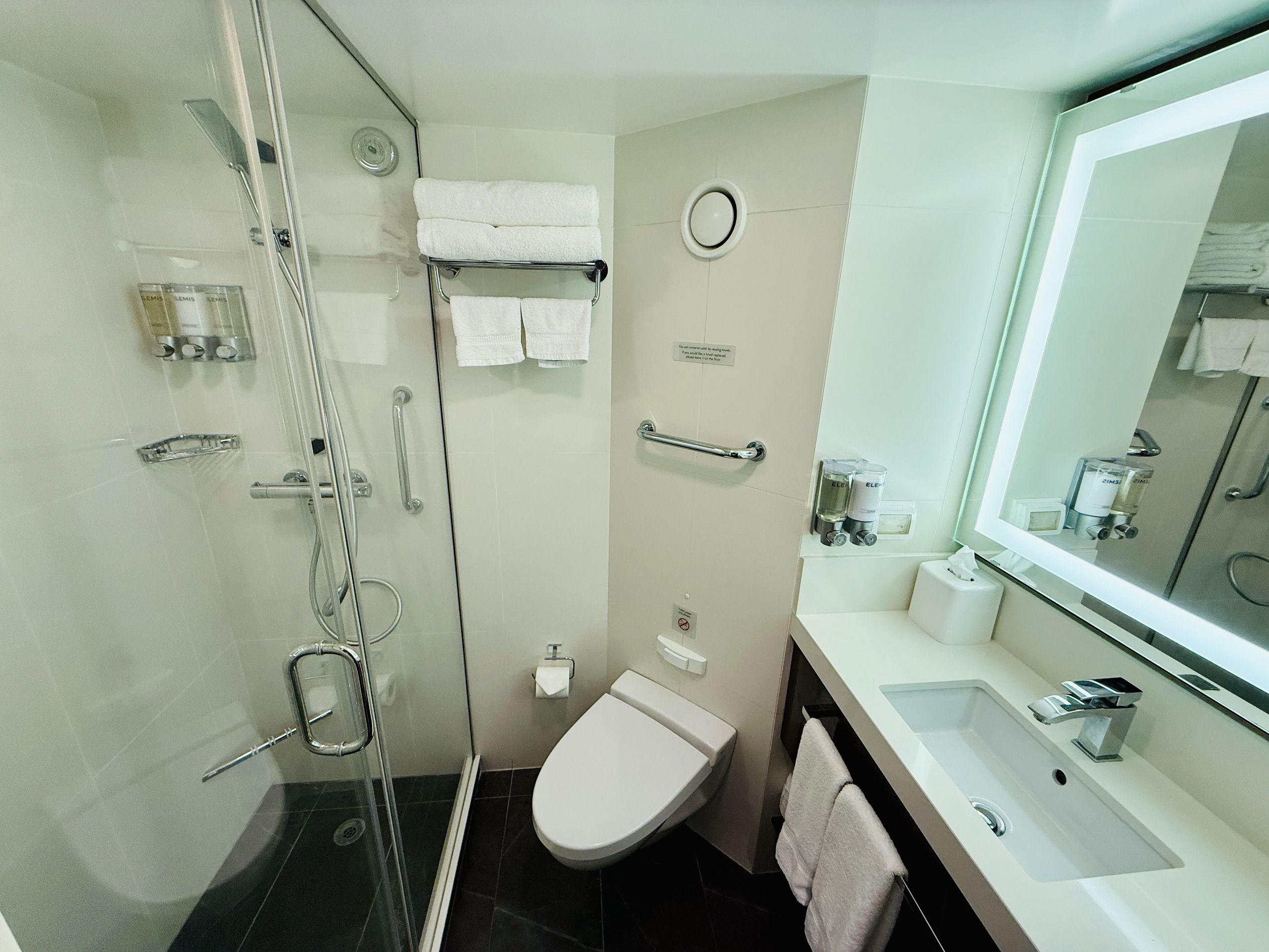 Bathroom in Verandah Stateroom 8048 on Koningsdam