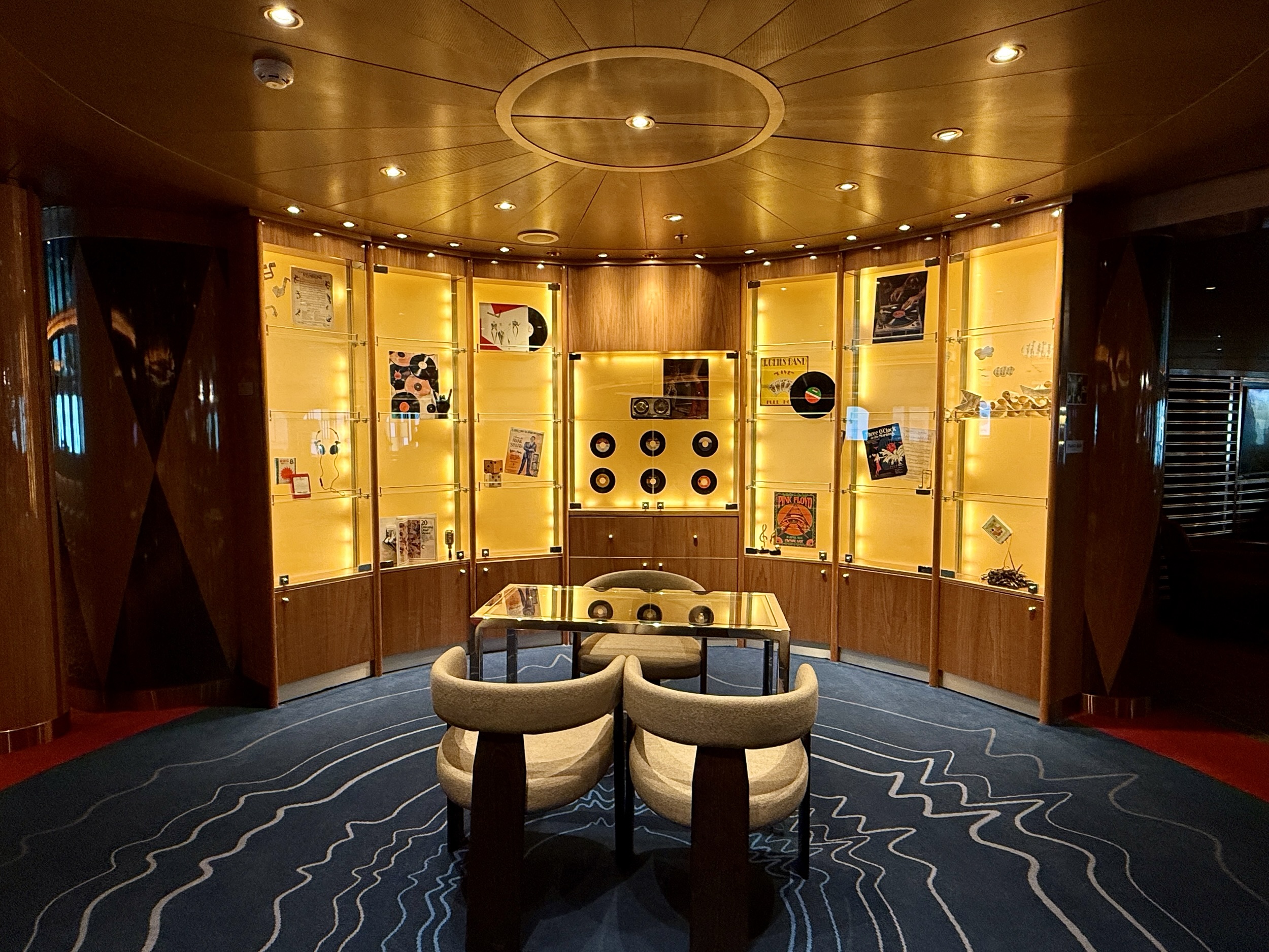 This used to be Notes, the whisky tasking bar on Koningsdam. Now it's ... nothing.